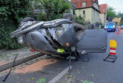 Verkehrsunfall in Sachsen: Oldtimer überschlägt sich und landet auf dem Dach - Ein kleiner PKW geriet ins Scheudern und landete auf dem Dach. Foto: Roland Halkasch