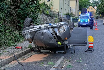 Verkehrsunfall in Sachsen: Oldtimer überschlägt sich und landet auf dem Dach - Ein kleiner PKW geriet ins Scheudern und landete auf dem Dach. Foto: Roland Halkasch