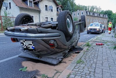 Verkehrsunfall in Sachsen: Oldtimer überschlägt sich und landet auf dem Dach - Ein kleiner PKW geriet ins Scheudern und landete auf dem Dach. Foto: Roland Halkasch