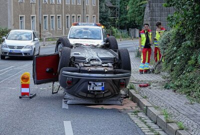 Verkehrsunfall in Sachsen: Oldtimer überschlägt sich und landet auf dem Dach - Ein kleiner PKW geriet ins Scheudern und landete auf dem Dach. Foto: Roland Halkasch