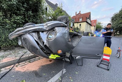 Verkehrsunfall in Sachsen: Oldtimer überschlägt sich und landet auf dem Dach - Ein kleiner PKW geriet ins Scheudern und landete auf dem Dach. Foto: Roland Halkasch