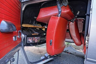 Verkehrsunfall in Sachsen: Oldtimer überschlägt sich und landet auf dem Dach - Ein kleiner PKW geriet ins Scheudern und landete auf dem Dach. Foto: Roland Halkasch