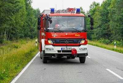Verkehrsunfall in Weißwasser: Porsche kollidiert auf S157 - Einsatzkräfte Vorort. Foto: xcitepress/Brlau