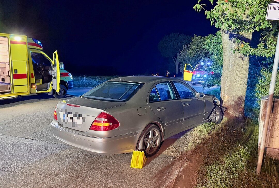 Verkehrsunfall in Zschorlau: 25-Jähriger nach Kollision mit Baum schwer verletzt - In Zschorlau kollidierte ein 25-Jähriger mit einem Baum. Foto: Daniel Unger