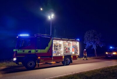 Verkehrsunfall in Zschorlau: 25-Jähriger nach Kollision mit Baum schwer verletzt - In Zschorlau kollidierte ein 25-Jähriger mit einem Baum. Foto: Daniel Unger