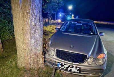 Verkehrsunfall in Zschorlau: 25-Jähriger nach Kollision mit Baum schwer verletzt - In Zschorlau kollidierte ein 25-Jähriger mit einem Baum. Foto: Daniel Unger