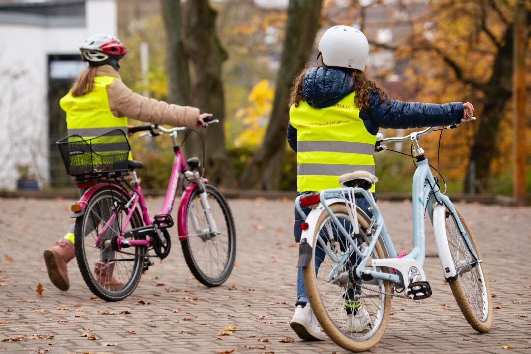 Verkehrswacht: Viele Kinder können nicht Rad fahren - Dass Kinder in der Grundschule sicher auf dem Rad unterwegs sind, ist längst nicht mehr selbstverständlich. (Archivbild)