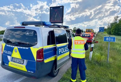 Verletzte bei Unfall auf A72 nahe Hartenstein - Vor Ort sorgten die Einsatzkräfte unter anderem dafür, die Batterie eines der beteiligten Fahrzeuge abzuklemmen, um mögliche Brandgefahren zu vermeiden. Foto: Daniel Unger