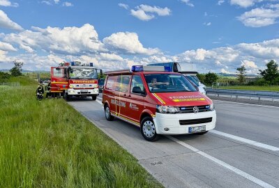 Verletzte bei Unfall auf A72 nahe Hartenstein -  Das Technische Hilfswerk (THW) aus Aue sicherte die Unfallstelle ab. Foto: Daniel Unger