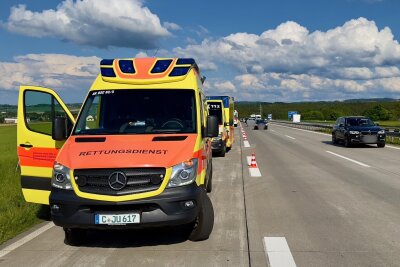 Verletzte bei Unfall auf A72 nahe Hartenstein - Zwei Personen wurden bei dem Unfall verletzt und vor Ort durch den Rettungsdienst ambulant behandelt. Foto: Daniel Unger