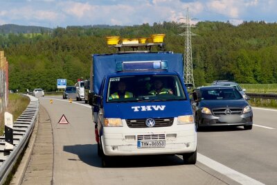 Verletzte bei Unfall auf A72 nahe Hartenstein - Der Verkehr wurde an der Unfallstelle vorbeigeleitet, wodurch es zu leichten Behinderungen im nachmittäglichen Verkehrsfluss kam. Foto: Daniel Unger