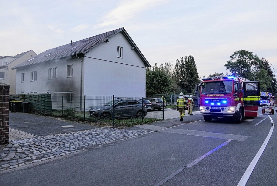 Verletzte Bewohnerin nach Küchenvollbrand in Grimma - Küchenvollbrand in Grimma. Eine verletzte Person. Foto: Sören Müller