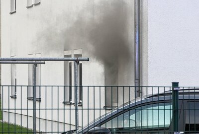 Verletzte Bewohnerin nach Küchenvollbrand in Grimma - Küchenvollbrand in Grimma. Eine verletzte Person. Foto: Sören Müller