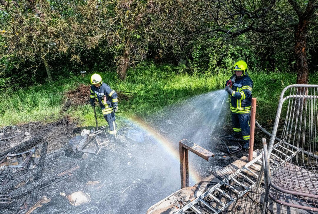 Verletzte Person nach Laubenbrand in Großschönau - Laubenbrand in Großschönau. Fotos: xcitepress