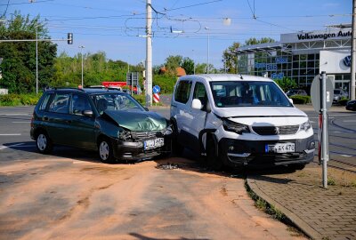 Verletzte Person Und Beschädigte Ampel Nach Kollision Zweier Fahrzeuge