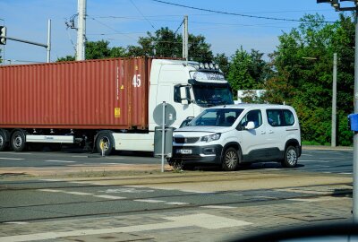 Verletzte Person und beschädigte Ampel nach Kollision zweier Fahrzeuge - In Leipzig kam es zu einem Unfall an einem Kreuzung. Foto: Christian Grube