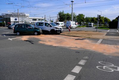 Verletzte Person und beschädigte Ampel nach Kollision zweier Fahrzeuge - In Leipzig kam es zu einem Unfall an einem Kreuzung. Foto: Christian Grube