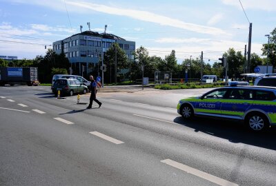 Verletzte Person und beschädigte Ampel nach Kollision zweier Fahrzeuge - In Leipzig kam es zu einem Unfall an einem Kreuzung. Foto: Christian Grube