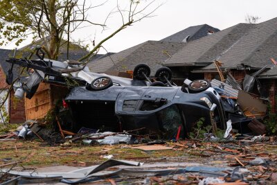 Verletzte und Verwüstung nach Tornados in Oklahoma - Neben Gebäuden wurden durch die Tornados auch Fahrzeuge und Bäume in Mitleidenschaft gezogen. 