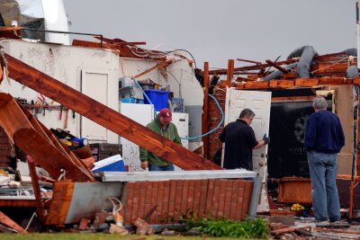 Verletzte und Verwüstung nach Tornados in Oklahoma - Auch wenn weitere Tornados nicht auszuschließen sind, haben Einsatzkräfte in Oklahoma mit den Aufräumarbeiten begonnen.