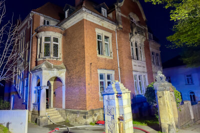 Verletzter bei Wohnungsbrand im Vogtland - Die Kameraden der freiwilligen Feuerwehren aus Auerbach und Rebesgrün im Einsatz. Foto: Daniel Unger