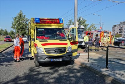 Verletzter bei Zusammenstoß: Kleintransporter von Straßenbahn erfasst - Ein PKW kollidierte mit einer Straßenbahn in Dresden. Foto: Roland Halkasch