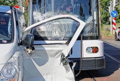 Verletzter bei Zusammenstoß: Kleintransporter von Straßenbahn erfasst - Ein PKW kollidierte mit einer Straßenbahn in Dresden. Foto: Roland Halkasch