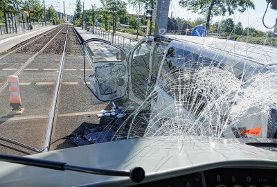 Verletzter bei Zusammenstoß: Kleintransporter von Straßenbahn erfasst - Ein PKW kollidierte mit einer Straßenbahn in Dresden. Foto: Roland Halkasch