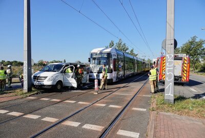 Verletzter bei Zusammenstoß: Kleintransporter von Straßenbahn erfasst - Ein PKW kollidierte mit einer Straßenbahn in Dresden. Foto: Roland Halkasch