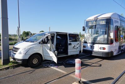 Verletzter bei Zusammenstoß: Kleintransporter von Straßenbahn erfasst - Ein PKW kollidierte mit einer Straßenbahn in Dresden. Foto: Roland Halkasch