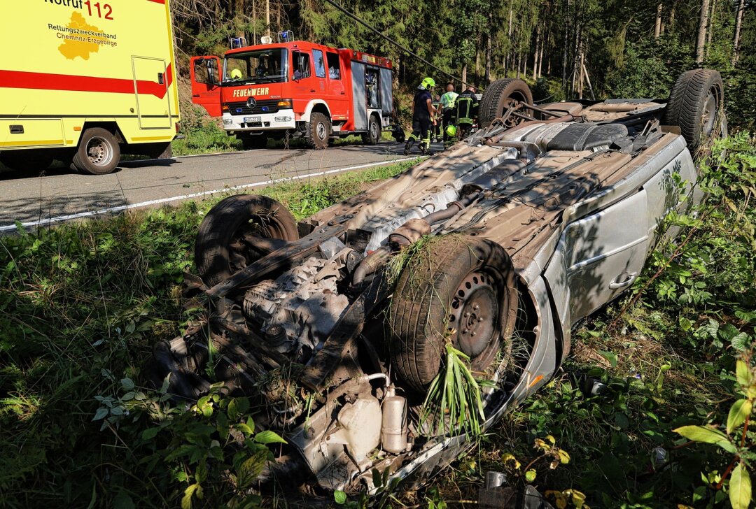 Verletzter Fahrer in Eibenstock: PKW überschlägt sich - PKW überschlägt sich bei Eibenstock. Foto: Niko Mutschmann