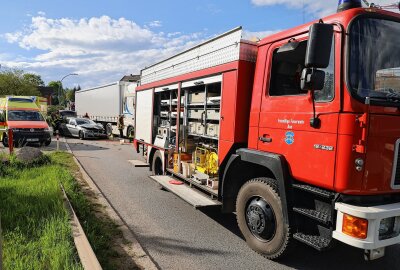 Verletzter nach LKW-Crash bei McDonald's-Ausfahrt in Aue - Kurz nach 8 Uhr am Donnerstagmorgen kam es auf dem Autobahnzubringer S255 an der McDonald's Ausfahrt zu einem Unfall zwischen einem LKW und einem BMW. Foto: Niko Mutschmann