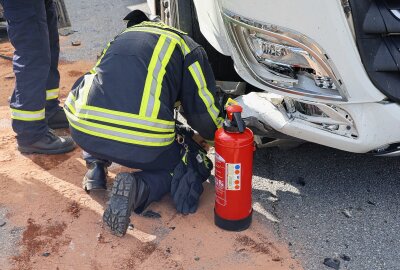 Verletzter nach LKW-Crash bei McDonald's-Ausfahrt in Aue - Nach ersten Informationen wurde dabei der PKW-Fahrer verletzt. Foto: Niko Mutschmann