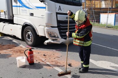 Verletzter nach LKW-Crash bei McDonald's-Ausfahrt in Aue - Die Einsatzkräfte der Feuerwehr kümmerten sich um auslaufende Betriebsmittel, klemmten die Batterie vom PKW ab und sicherten die Einsatzstelle. Foto: Niko Mutschmann