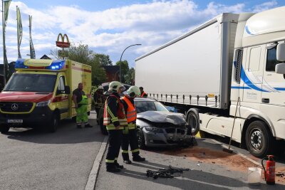 Verletzter nach LKW-Crash bei McDonald's-Ausfahrt in Aue - Die Einsatzkräfte der Feuerwehr kümmerten sich um auslaufende Betriebsmittel, klemmten die Batterie vom PKW ab und sicherten die Einsatzstelle. Foto: Niko Mutschmann