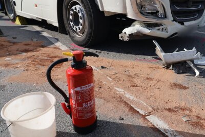 Verletzter nach LKW-Crash bei McDonald's-Ausfahrt in Aue - Die S255 wurde kurzzeitig in Richtung Autobahn gesperrt. Später wurde der Verkehr an der Unfallstelle vorbei geführt. Foto: Niko Mutschmann