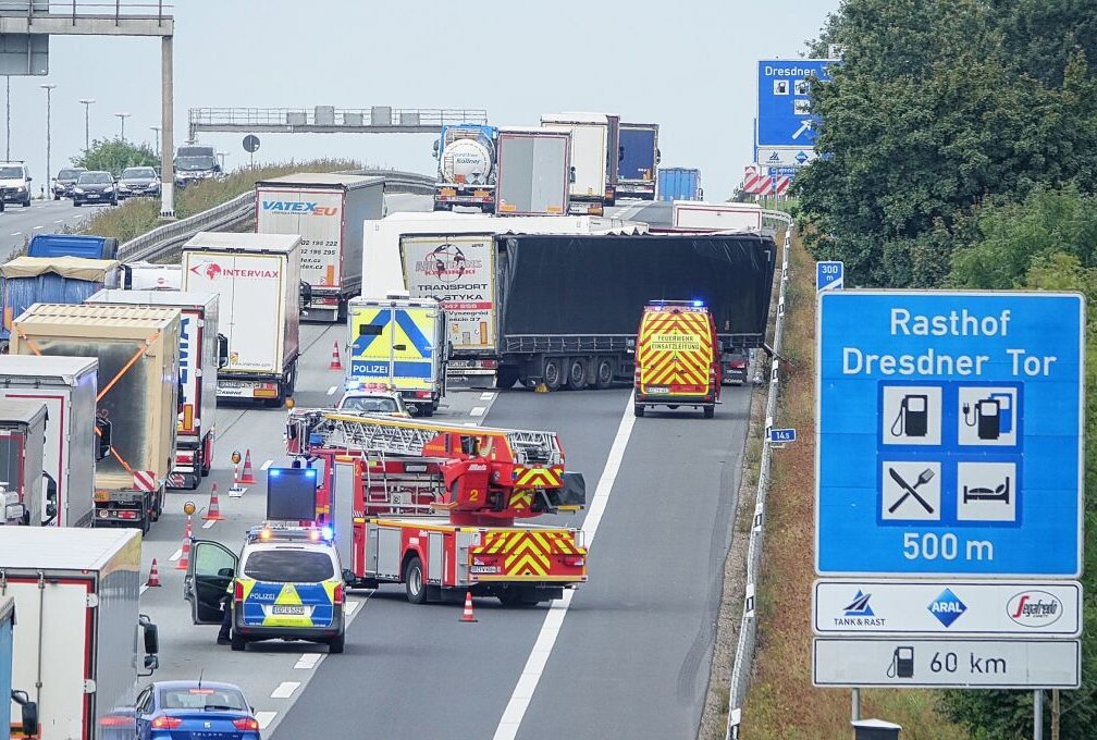 Verletzter Nach Unfall Auf A4: LKW Kracht Auf Stauende