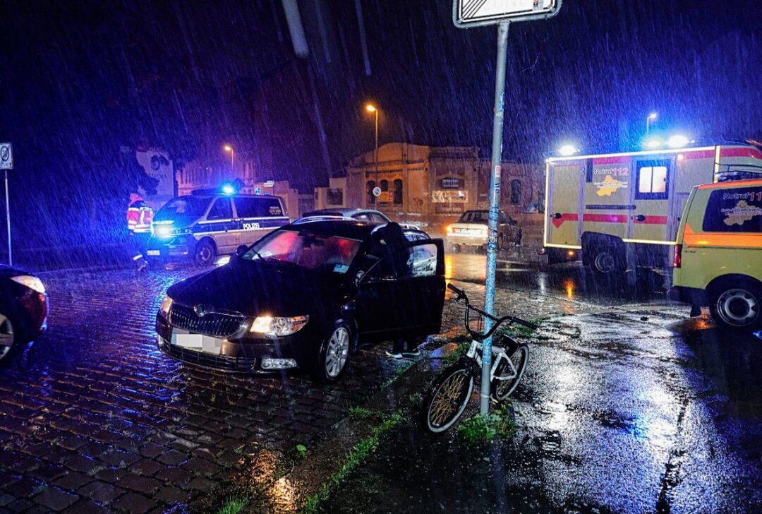 Verletztes Kind in Chemnitz: PKW erfasst Fahrrad - Verletztes Kind nach Crash in Chemnitz. Foto: Jan Härtel