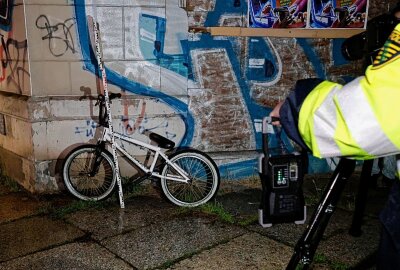 Verletztes Kind in Chemnitz: PKW erfasst Fahrrad - Verletztes Kind nach Crash in Chemnitz. Foto: Jan Härtel