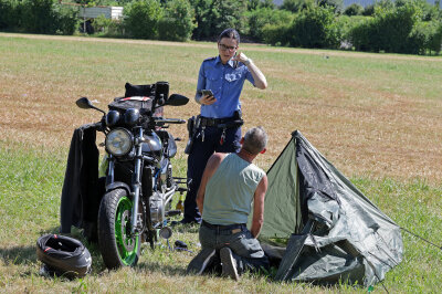 Vermisst und polizeilich gesucht: Wie ein Schweizer vier Tage über den Sachsenring irrte - Der letzte der 256.826 Fans, der den Sachsenring verließ, war Rene aus Genf, der nach fast genau vier Tagen endlich sein Zelt und Motorrad wiederfand.