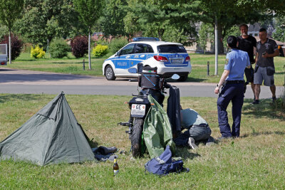 Vermisst und polizeilich gesucht: Wie ein Schweizer vier Tage über den Sachsenring irrte - Besorgte Bürger schlugen Alarm und informierten die Polizei. Polizeihauptmeisterin Nancy Rösner schloss daraufhin die Tagebuchnummer des Vermisstenfalls.