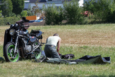 Vermisst und polizeilich gesucht: Wie ein Schweizer vier Tage über den Sachsenring irrte - Der letzte der 256.826 Fans packt zusammen.