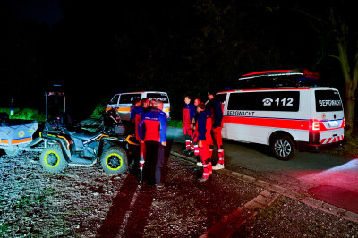 Vermisstensuche nach Jugendlicher in der Nacht: Polizei, Rettungsdienst und Bergwacht im Einsatz - In der Nacht auf Donnerstag kam es zu einer Vermisstensuche durch die Polizei, Rettungsdienst und Bergwacht.