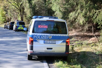 Vermisster in erzgebirgischem Stollen: Weitere Suchaktion ohne Erfolg - Die Beamten setzen die Suche fort. Foto: Niko Mutschmann