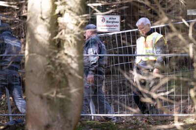 Vermisster in erzgebirgischem Stollen: Weitere Suchaktion ohne Erfolg - Die Suche nach einem vermisstem Mann aus Annaberg geht mit Leichenspürhunden in einem altem Bergwerkstollen weiter.