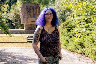 Veronika (28) aus dem Erzgebirge: Mit Farbe durch die Dunkelheit - Ihre bunte Persönlichkeit spiegelt sich auch in ihrem Äußeren wider, insbesondere in ihren pink-blauen Haaren, die sie seit 2012 oder 2013 immer wieder färbt.