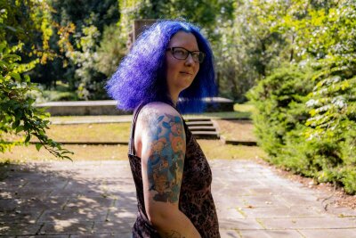 Veronika (28) aus dem Erzgebirge: Mit Farbe durch die Dunkelheit - Ein Tattoo ist nicht nur Kunst, sondern auch ein Erlebnis, das Veronika bewusst und intensiv durchlebt.