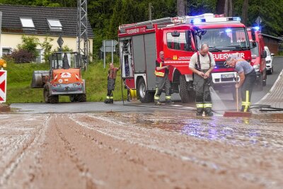 Verschlammte Straßen und mehr: Starkregen überrascht kleine Ortschaften in Mittelsachsen - In Mühlbach im Landkreis Mittelsachsen bahnen Schlamm- und Geröllmassen sich den Weg durch die Ortschaft. Foto: Bernd März