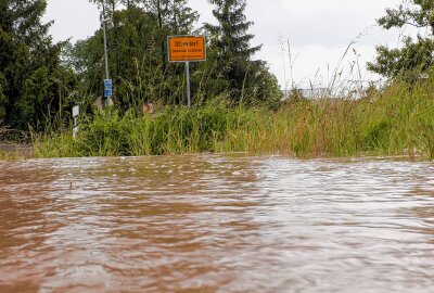 Verschlammte Straßen und mehr: Starkregen überrascht kleine Ortschaften in Mittelsachsen - Zwischen Ottendorf und Krumbach (Lichtenau) im Landkreis Mittelsachsen bahnen Schlamm- und Geröllmassen sich den Weg durch die Ortschaft. Foto: Bernd März