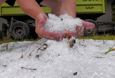 Verschlammte Straßen und mehr: Starkregen überrascht kleine Ortschaften in Mittelsachsen - In Krumbach und Mühlbach im Landkreis Mittelsachsen fiel auch Hagel. Foto: Bernd März